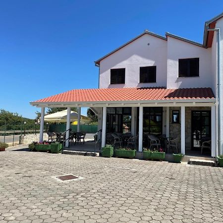 Ladonja Bb Rooms, Family Run Bed & Breakfast Ровінсько-Село Екстер'єр фото