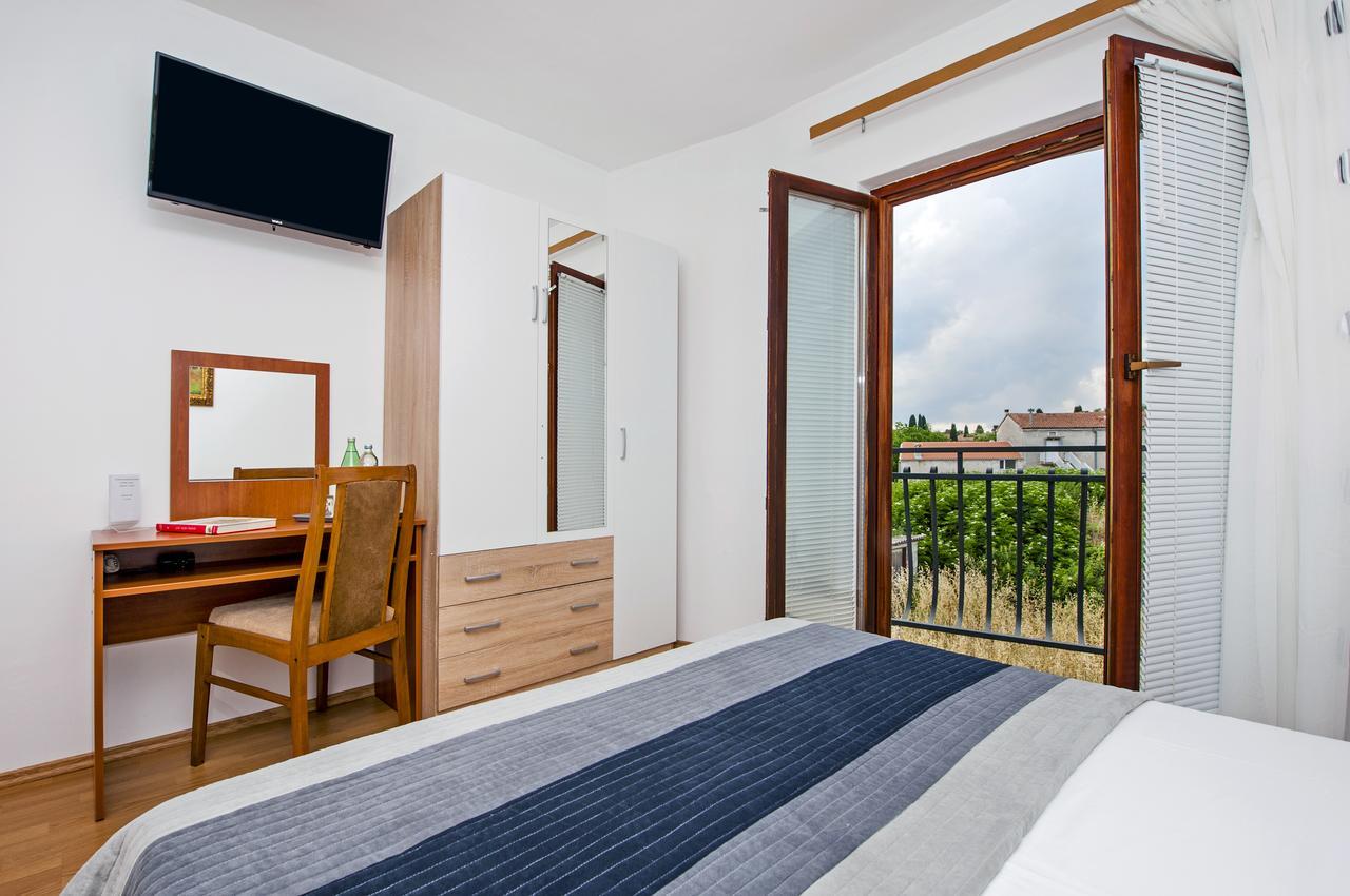 Ladonja Bb Rooms, Family Run Bed & Breakfast Ровінсько-Село Екстер'єр фото